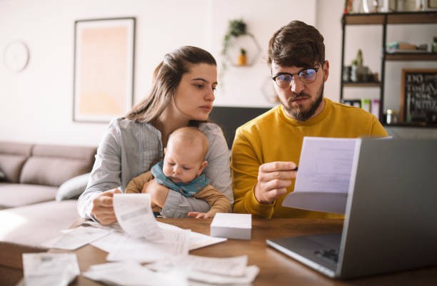 Persona revisando sus finanzas personales mientras organiza un presupuesto familiar.
