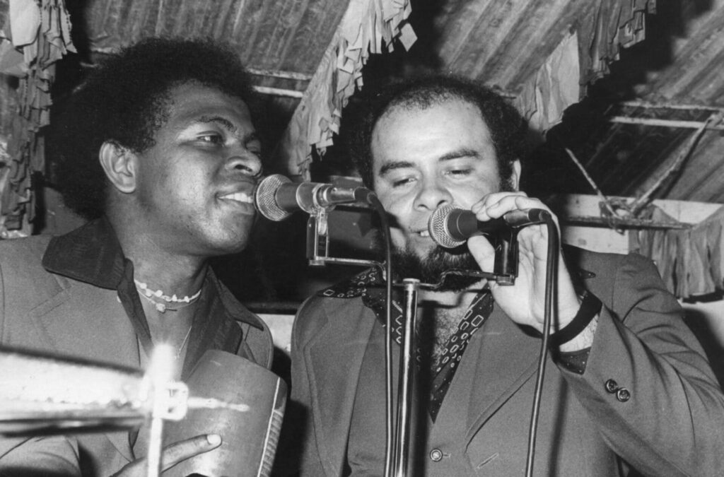 Fruko y Wilson "Saoko" Manyoma interpretando "El Preso", la canción que marcó un antes y un después en la historia de la salsa colombiana.
