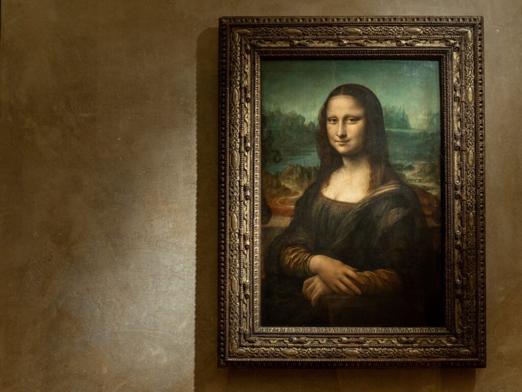 La Mona Lisa de Leonardo da Vinci exhibida en el Museo del Louvre.