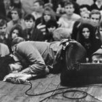 Artista musical detrás del escenario enfrentando la presión y los riesgos asociados al consumo de drogas