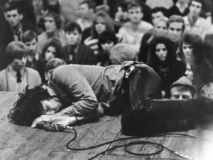 Artista musical detrás del escenario enfrentando la presión y los riesgos asociados al consumo de drogas