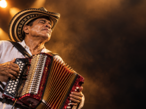 Acordeonero interpretando vallenato tradicional colombiano durante una parranda