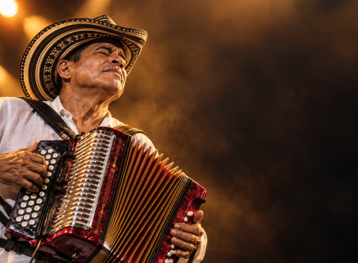 Acordeonero interpretando vallenato tradicional colombiano durante una parranda
