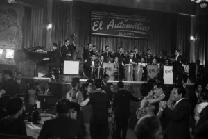 Orquesta tropical tocando en un antiguo salón de baile de Bogotá