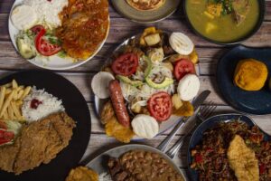 Gastronomía colombiana con platos tradicionales e ingredientes regionales que atraen el interés del turismo.